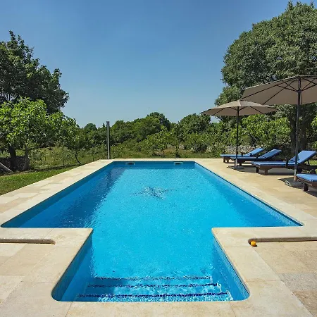 Rustic In With Swimming Pool *
