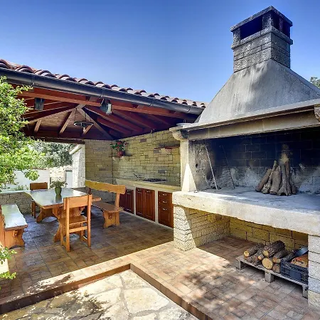 Holiday home Rustic In With Swimming Pool Valtura